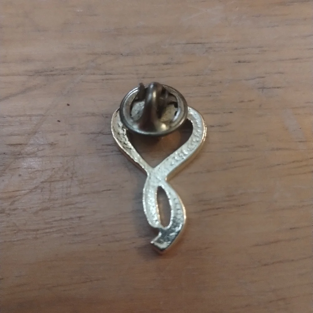 Elegant Heart-Shaped Pin Brooch - Picture 2 of 2